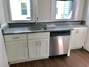 17 Wheeler St, Unit 2 in Somerville, MA - Foto de edificio - Building Photo