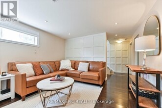 2683 Truscott Dr in Mississauga, ON - Building Photo - Building Photo