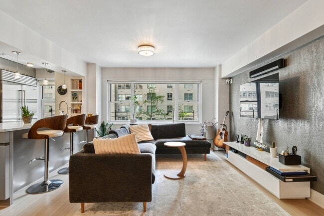 100 W 57th St in New York, NY - Building Photo - Building Photo