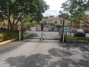 1060 Lake Shore Dr-Unit -206 in West Palm Beach, FL - Building Photo - Building Photo