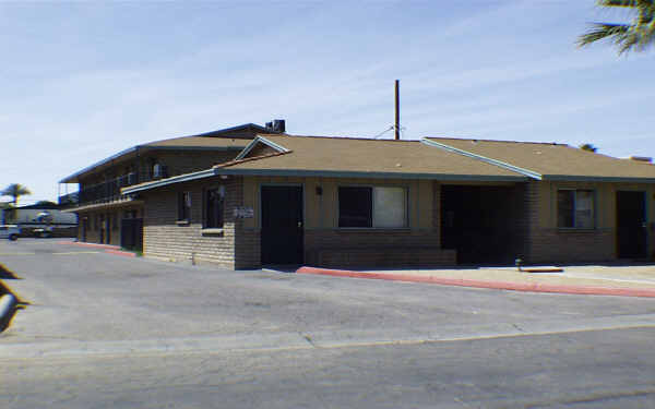 Los Amigos Apartments in Phoenix, AZ - Building Photo - Building Photo