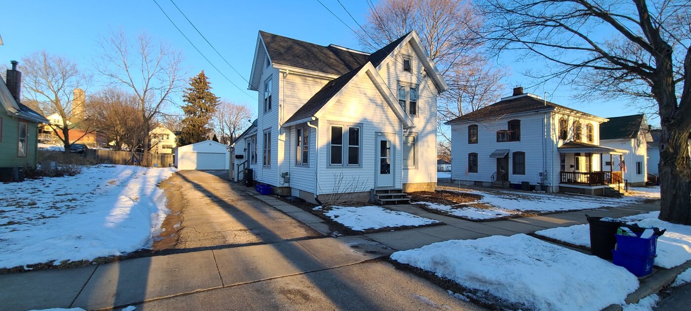 417 Origen St in Burlington, WI - Building Photo