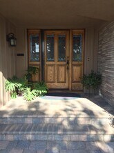 2000 Karen St in Burbank, CA - Foto de edificio - Building Photo