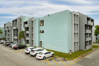 Windward Vista in Lauderhill, FL - Foto de edificio - Building Photo