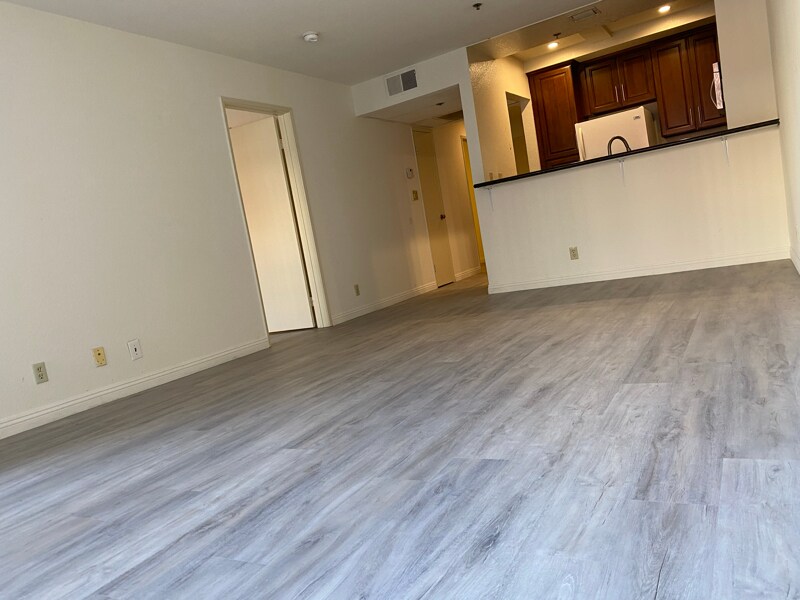 10916 Ashton Ave in Los Angeles, CA - Building Photo