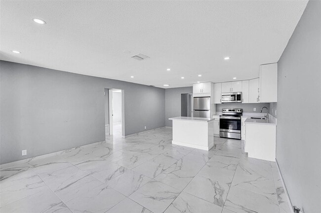 4681 SW 43rd Ter in Fort Lauderdale, FL - Foto de edificio - Building Photo