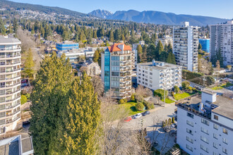 1689 Duchess Av in West Vancouver, BC - Building Photo - Building Photo