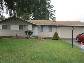 163 NE Lincoln Ct in Hillsboro, OR - Building Photo