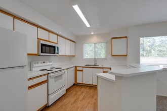 Stratford Apartments in Beaverton, OR - Building Photo - Interior Photo