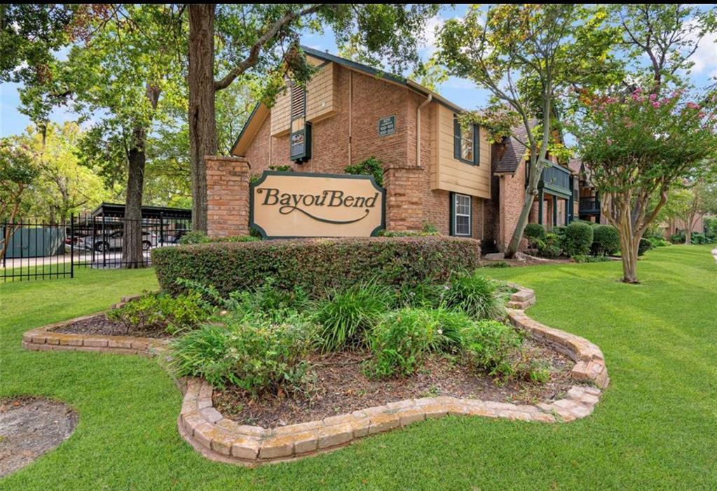 8265 Kingsbrook Rd in Houston, TX - Building Photo