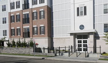 Brooke Pointe in Valley Stream, NY - Building Photo - Building Photo