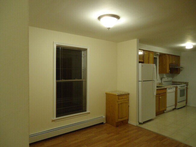 24 Chilmark St, Unit Upper Level in Worcester, MA - Foto de edificio - Building Photo