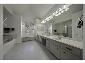 6990 Oakwood Park in Houston, TX - Building Photo - Building Photo