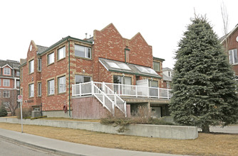 2313 Erlton Pl SW in Calgary, AB - Building Photo - Building Photo