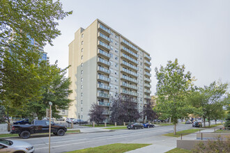 Granada Apartments in Calgary, AB - Building Photo - Building Photo