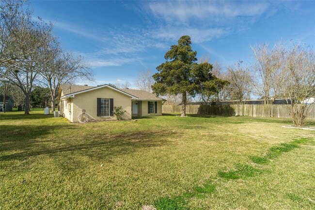 4604 S Tower Rd in Santa Fe, TX - Building Photo - Building Photo