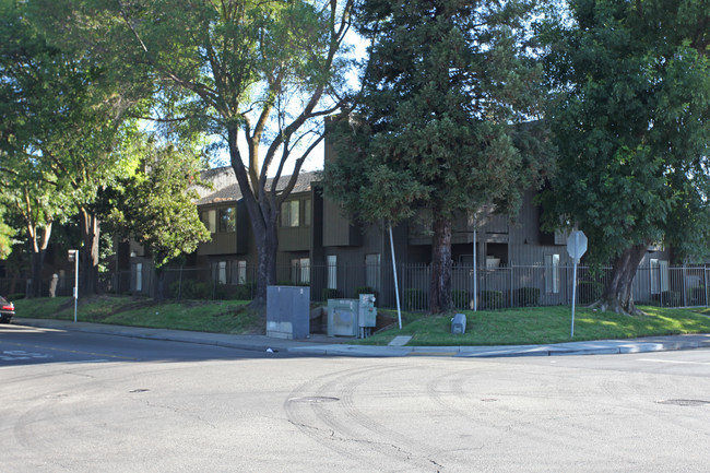 Riverwood Apartments in Stockton, CA - Building Photo - Building Photo