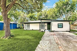 2322 San Paula Ave in Dallas, TX - Building Photo