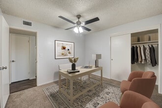Cedar Oaks in Bakersfield, CA - Foto de edificio - Building Photo