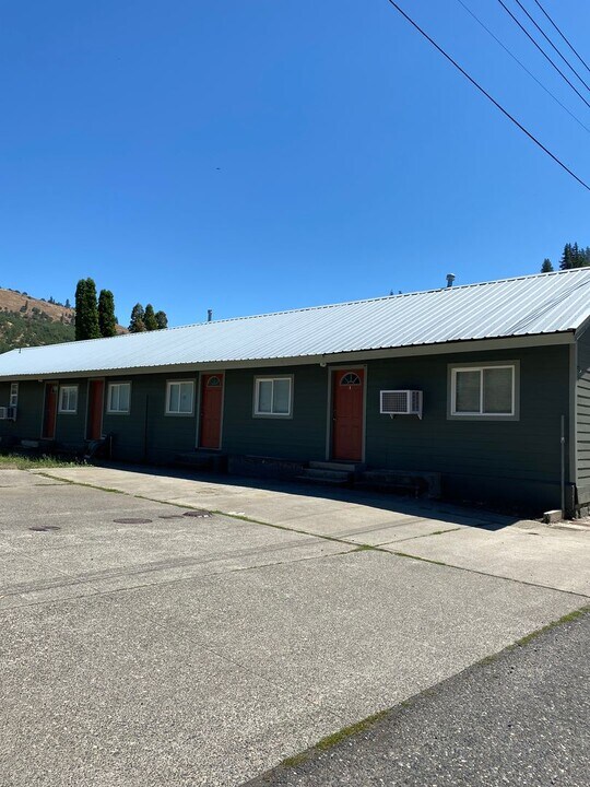 101 Main St in Klickitat, WA - Building Photo