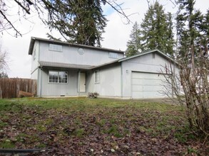 17322 12th Ave E in Spanaway, WA - Foto de edificio - Building Photo