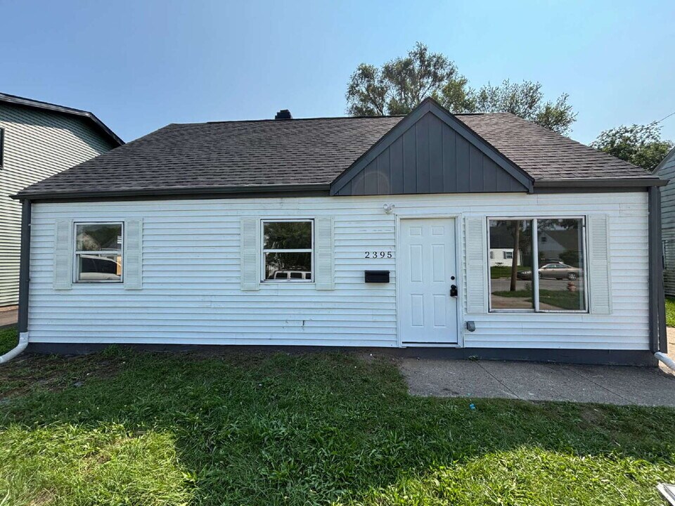 2395 Jennings St in Gary, IN - Foto de edificio
