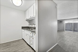 Casa Madrid Apartments in Garden Grove, CA - Foto de edificio - Building Photo
