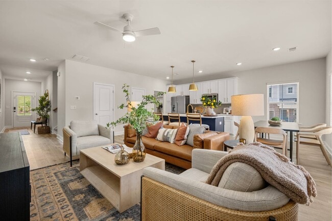 Marglyn Matthews in Matthews, NC - Foto de edificio - Building Photo