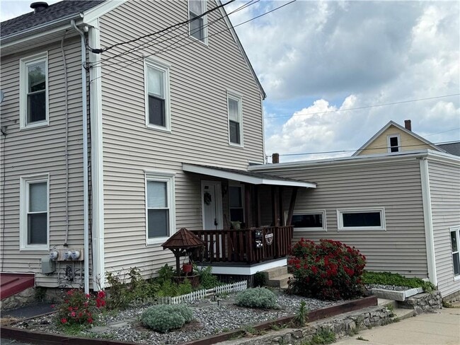 107 Mt St Charles Ave