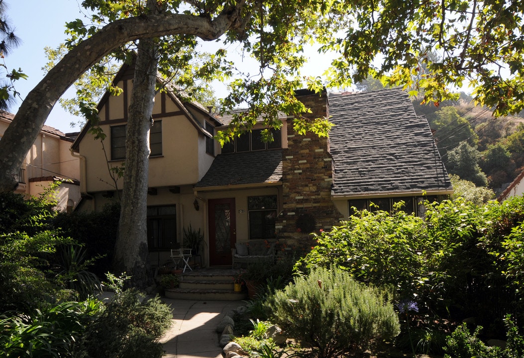2624-2628 N Beachwood Dr in Los Angeles, CA - Foto de edificio