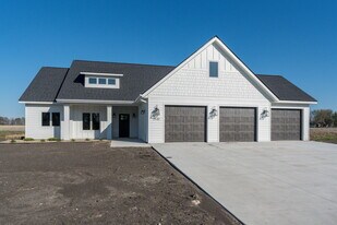2132 Deerwood Dr in North Mankato, MN - Building Photo
