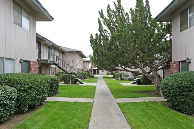 Chapparal Apartments in Fresno, CA - Foto de edificio - Building Photo