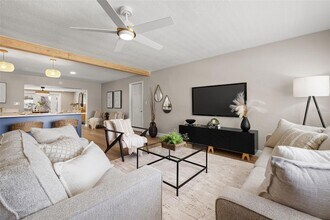 2066 62nd Pl S in St. Petersburg, FL - Foto de edificio - Building Photo