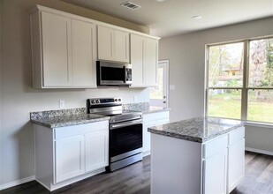 907 Chickasaw Dr in Montgomery, TX - Building Photo - Building Photo