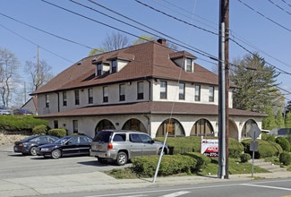 80 Glen Head Rd in Glen Head, NY - Foto de edificio - Building Photo