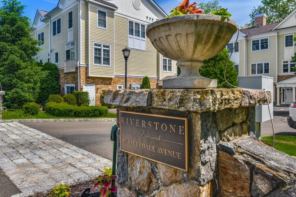 69 Riverdale Ave in Greenwich, CT - Building Photo