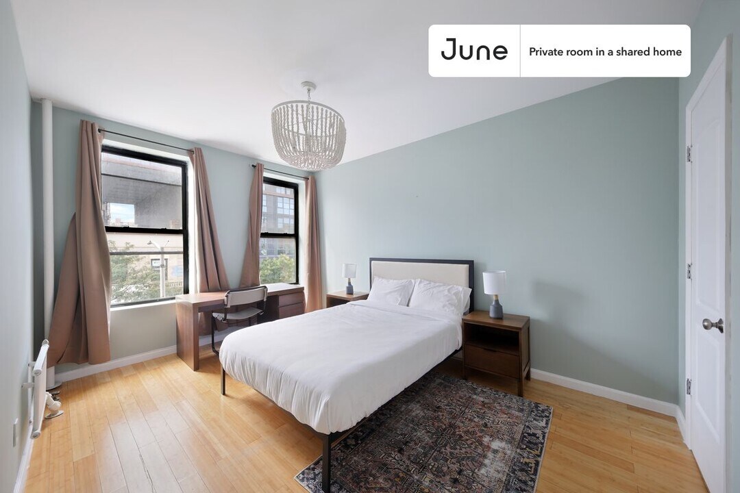 Private bedroom in 3 bed/1 bath Home in New York, NY - Building Photo