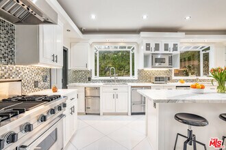 607 N Hillcrest Rd in Beverly Hills, CA - Building Photo - Building Photo