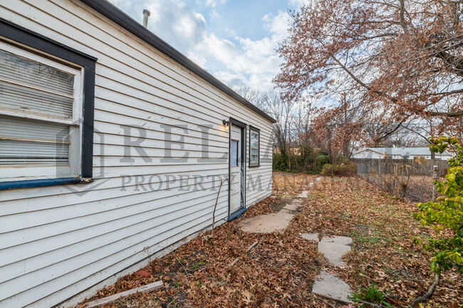 1637 S Faulders Ln in Wichita, KS - Building Photo - Building Photo