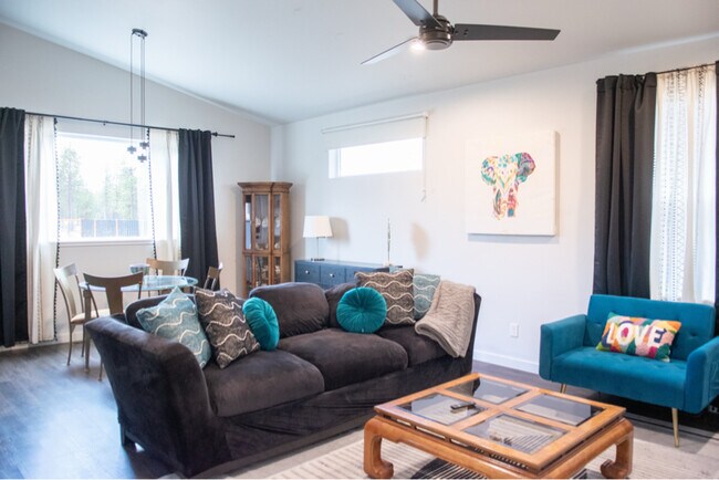 16455 Bassett Rd in La Pine, OR - Foto de edificio - Building Photo