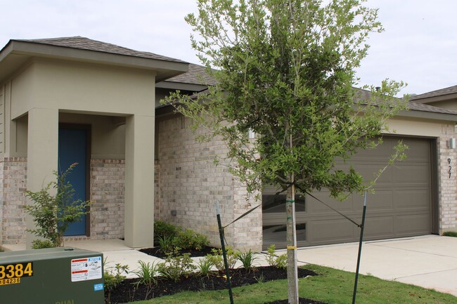 927 Lady Bird Ln in College Station, TX - Building Photo - Building Photo