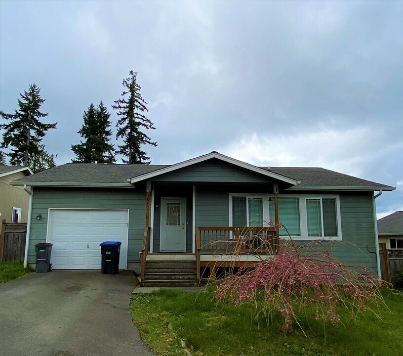 384 NE Max William Loop in Poulsbo, WA - Building Photo