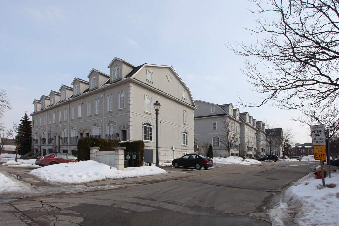 The Courts of Richmond Hill in Richmond Hill, ON - Building Photo