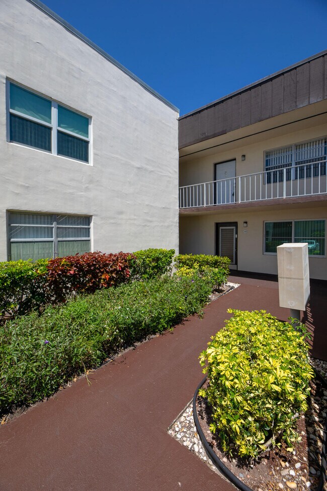 473 Burgundy N in Delray Beach, FL - Building Photo - Building Photo