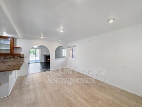 964 Sugarloaf Dr in Escondido, CA - Foto de edificio - Building Photo