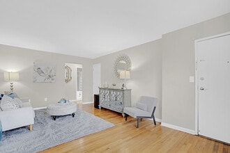 The Crossings At Metropark in Iselin, NJ - Building Photo - Building Photo