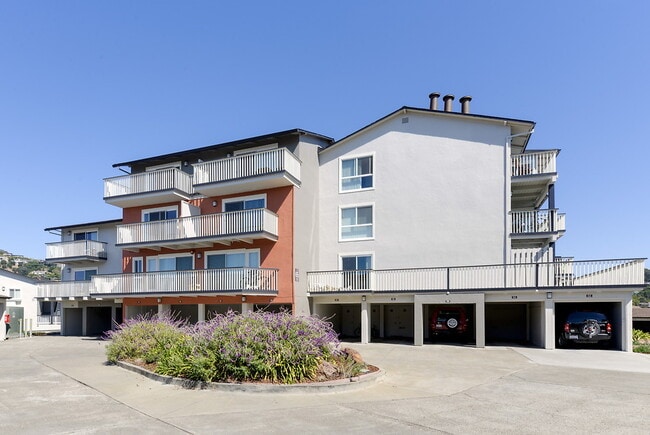 Vista Belvedere in Tiburon, CA - Building Photo - Building Photo