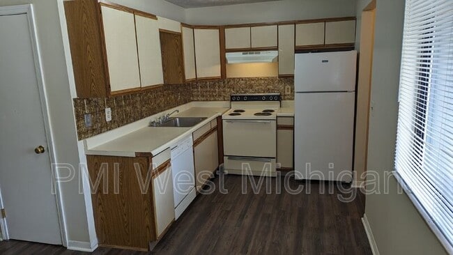6071 In the Pines Dr SE in Grand Rapids, MI - Building Photo - Building Photo