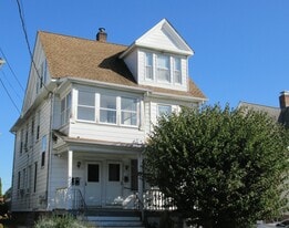 330 Bradley St in Bridgeport, CT - Building Photo