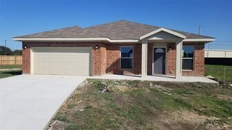 701 Sharon Ln in Whitewright, TX - Building Photo